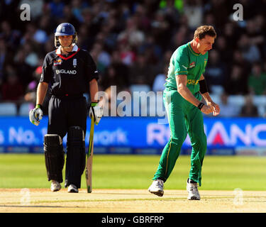 Der südafrikanische Dale Steyn (rechts) feiert die Aufnahme von Ravi Bopara's Wicket während des ICC World Twenty20 Super Eights Spiels in Trent Bridge, Nottingham. Stockfoto