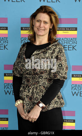 Die Frau des Premierministers Sarah Brown vor einer Karriere-Klinik am Londoner Earls Court für die Graduate Fashion Week. Stockfoto