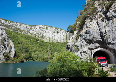 Canyon Cetina, in der Nähe von Omis, Split-Dalmatien, Dalmatien, Kroatien / Fluss Cetina, Camping Car Stockfoto