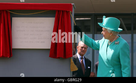 Königin Elizabeth II. Und der Herzog von Edinburgh besuchen das Tank Museum in Bovington, Dorset. Stockfoto