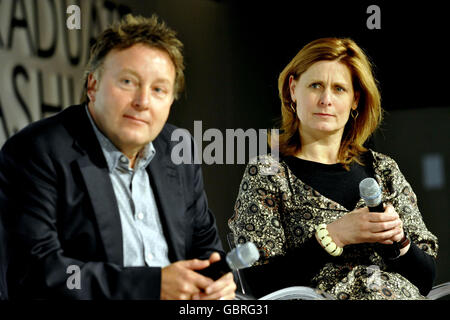 (Von links nach rechts) Richard Bradbury CBE - CEO von River Island, und die Frau des Premierministers Sarah Brown im Panel einer Karriere-Klinik, die am Londoner Earls Court für die Graduate Fashion Week stattfand. Stockfoto