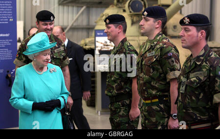 Königin Elizabeth II. Trifft auf amtsdienende Soldaten, während sie und der Herzog von Edinburgh das Tank Museum in Bovington, Dorset, besuchen. Stockfoto