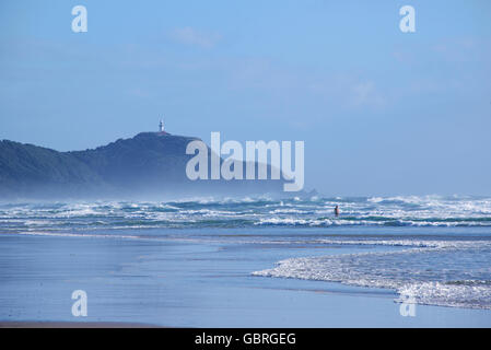 Einsamer Surfer Arakwal Nationalpark Strand und Leuchtturm von Byron Bay NSW Australia Stockfoto