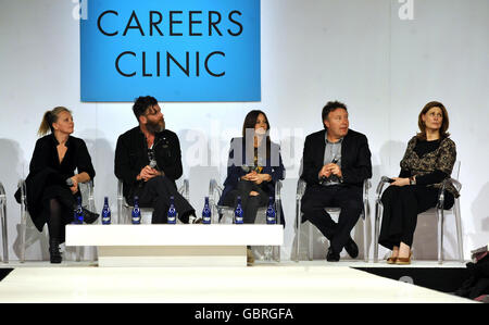 (Von links nach rechts) Alison Edmond - Creative/Fashion Director Harpers Bazaar, Mark Eley - Eley Kishimoto Designer, Vanessa Coyle - Senior Fashion Editor Harpers Bazaar, Richard Bradbury CBE - CEO von River Island, Und die Frau des Premierministers Sarah Brown im Panel einer Karriere-Klinik am Londoner Earls Court für die Graduate Fashion Week. Stockfoto