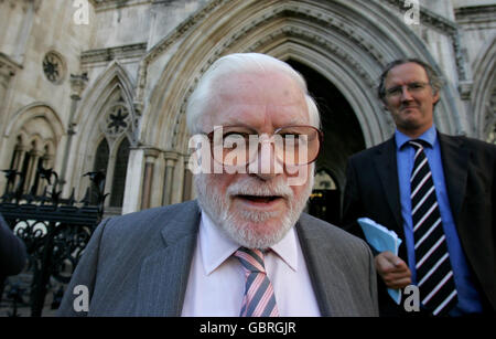 Ken Bates, Vorsitzender des Leeds United Football Club, verlässt das High Court im Zentrum von London, nachdem der ehemalige Direktor des Clubs, der Geschäftsmann Melvyn Levi, gegen ihn ein Verleumdungsverfahren angeklagt hatte. Stockfoto