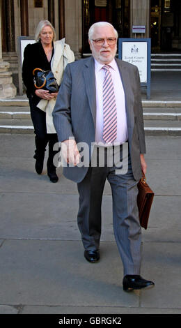 Ken Bates, Vorsitzender des Leeds United Football Club, verlässt das High Court im Zentrum von London, nachdem der ehemalige Direktor des Clubs, der Geschäftsmann Melvyn Levi, gegen ihn ein Verleumdungsverfahren angeklagt hatte. Stockfoto