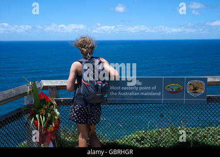 Die meisten östlicher Punkt von Australien Zeichen und Mädchen Cape Byron NSW Australia Stockfoto