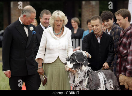 Der Prinz von Wales und die Herzogin von Cornwall treffen sich mit Schauspielern wie Mohsen Nouri (3. Rechts) - dem Puppenspieler für den Hund Nana, Arthur Wilson (2. Rechts) - der John Darling spielt, Und David Poyner (rechts) - der Michael Darling spielt, als sie zur Royal Gala Performance von Peter Pan in den Londoner Kensington Gardens kommen. Stockfoto