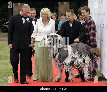 Der Prinz von Wales und die Herzogin von Cornwall treffen sich mit Schauspielern wie Mohsen Nouri (3. Rechts) - dem Puppenspieler für den Hund Nana, Arthur Wilson (2. Rechts) - der John Darling spielt, Und David Poyner (rechts) - der Michael Darling spielt, als sie zur Royal Gala Performance von Peter Pan in den Londoner Kensington Gardens kommen. Stockfoto