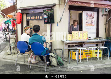 Ein paar Essen in einem Izakaya in Asakusa, Tokio, Japan Stockfoto