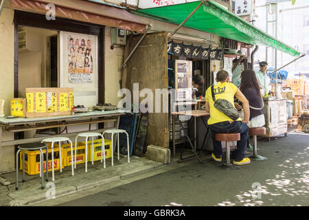 Ein paar Essen in einem Izakaya in Asakusa, Tokio, Japan Stockfoto