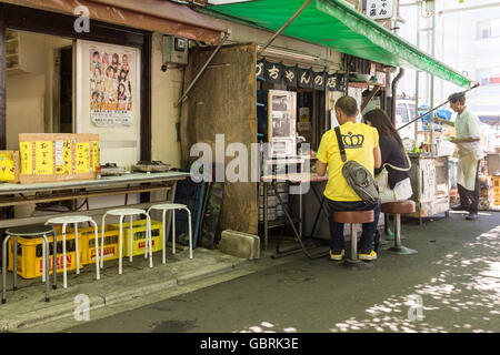 Ein paar Essen in einem Izakaya in Asakusa, Tokio, Japan Stockfoto