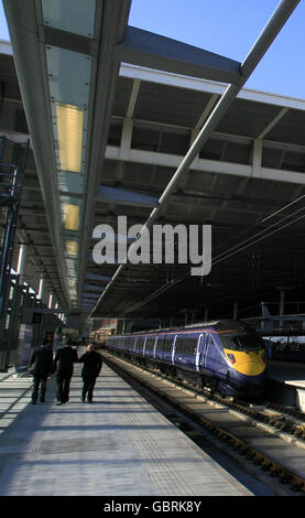 Ein Hitachi 395-Zug mit einer Geschwindigkeit von 140 km/h am Londoner Bahnhof St. Pancras International, um eine Vorschau auf den neuen Hochgeschwindigkeitszug des Vereinigten Königreichs zu erhalten. Stockfoto