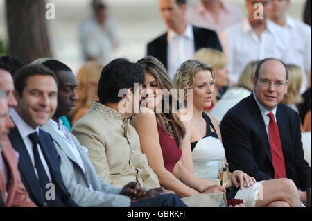 Elizabeth Hurley (Mitte) und ihr Mann Arun Nayar während der Fashion Show in der Amber Lounge, Le Meridien Beach Plaza Hotel, Monaco. Stockfoto