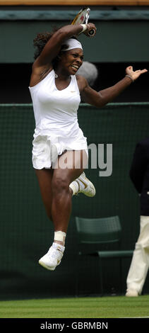 Die US-Amerikanin Serena Williams in Aktion während der Wimbledon Championships 2009 im All England Lawn Tennis and Croquet Club, Wimbledon, London. Stockfoto