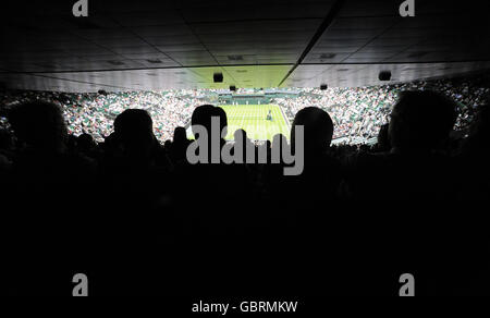 Ein Blick auf den Centre Court als Frankreichs Julien Benneteau Serbiens Novak Djokovic während der Wimbledon Championships 2009 im All England Lawn Tennis and Croquet Club, Wimbledon, London. Stockfoto