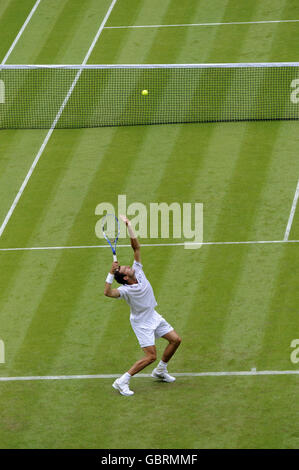 Serbiens Novak Djokovic in Aktion während der Wimbledon Championships 2009 im All England Lawn Tennis und Croquet Club, Wimbledon, London. Stockfoto