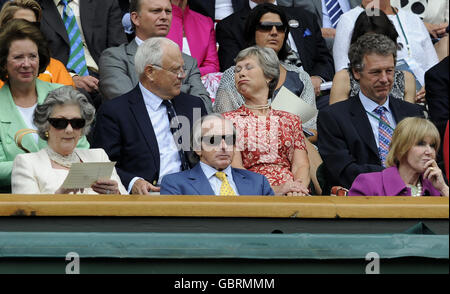 Sir Jackie Stewart Uhren von der Royal Box auf dem Center Court während der Wimbledon Championships 2009 im All England Lawn Tennis and Croquet Club, Wimbledon, London. Stockfoto