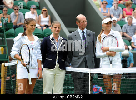 HRH The Duke of Kent mit der britischen Laura Robson (links) und der slowakischen Daniela Hantuchova auf Platz zwei vor ihrem Spiel während der Wimbledon Championships 2009 beim All England Lawn Tennis and Croquet Club, Wimbledon, London. Stockfoto