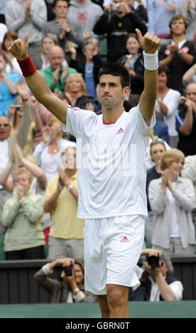 Der serbische Novak Djokovic feiert seinen Sieg bei den Wimbledon-Meisterschaften 2009 beim All England Lawn Tennis and Croquet Club, Wimbledon, London. Stockfoto