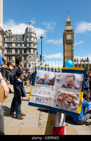 London, UK, 2. Juli 2016: Massen von Demonstranten auf dem Marsch für Europa Demonstration am Parliament Square ihre Unterstützung zum Ausdruck zu bringen Stockfoto