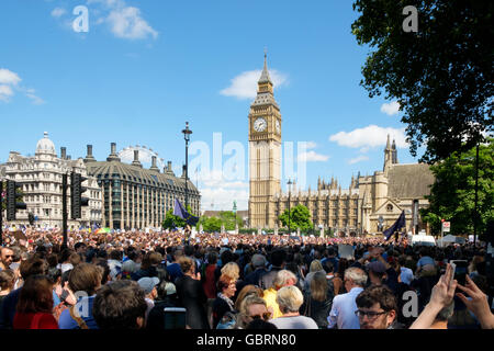 London, UK, 2. Juli 2016: Demonstranten am Parliament Square auf dem Marsch für Europa Demonstration Stockfoto