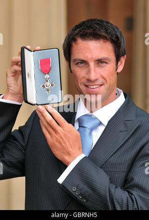 Olympic Gold Medaillengewinner Ruderer Mark Hunter mit seinem MBE, nachdem es ihm von der Prinzessin Royal während der Investiturzeremonie im Buckingham Palace überreicht wurde. Stockfoto