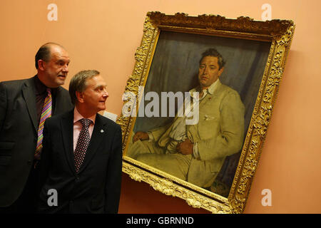 Martin Cullen TD und John Count McCormack (links) Enkel von Tenor John Count McCormack bewundern das William Orpen Porträt des Sängers John Count McCormack in der National Gallery of Ireland, Dublin. Das Gemälde wurde von der enthüllt, nachdem es von der Galerie bei einer Auktion in Christie's letzten Monat gekauft wurde. Stockfoto