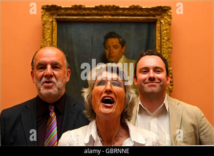 (Links - rechts) die Granchildren John Count McCormack und Patricia Kelly und der Minister für Kunst Martin Cullen TD stehen vor William Orpens Gemälde des weltberühmten irischen Tenors John Count McCormack in der National Gallery of Ireland, Dublin. Das Gemälde wurde von der enthüllt, nachdem es von der Galerie bei einer Auktion in Christie's letzten Monat gekauft wurde. Stockfoto