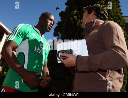 Ugo Monye von British & Irish Lions beantwortet Fragen der Medien während einer Trainingseinheit an der St. David's School, Sandton Stockfoto