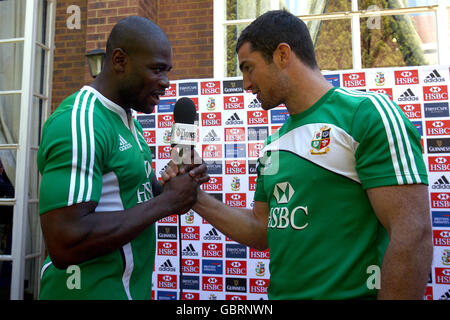 Ugo Monye von British & Irish Lions (links) und Rob Kearney während einer Trainingseinheit an der St. David's School, Sandton Stockfoto