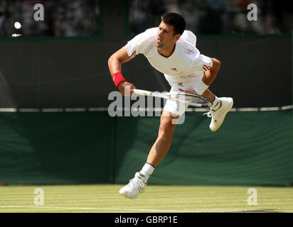 Serbiens Novak Djokovic im Einsatz gegen den deutschen Simon Greul während der Wimbledon Championships 2009 im All England Lawn Tennis und Croquet Club, Wimbledon, London. Stockfoto