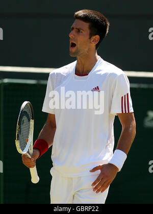 Serbiens Novak Djokovic während seines Gegen den deutschen Simon Greul bei den Wimbledon Championships 2009 beim All England Lawn Tennis and Croquet Club, Wimbledon, London. Stockfoto