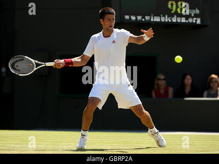 Serbiens Novak Djokovic im Einsatz gegen den deutschen Simon Greul während der Wimbledon Championships 2009 im All England Lawn Tennis und Croquet Club, Wimbledon, London. Stockfoto