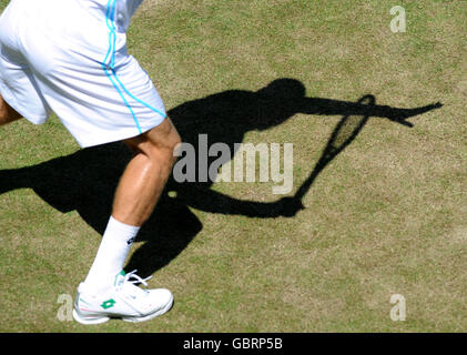 Tennis - Wimbledon Championships 2009 - Tag zwei - All England Lawn Tennis und Croquet Club. Während der Wimbledon Championships 2009 im All England Lawn Tennis and Croquet Club, Wimbledon, London, taucht ein Schatten auf dem Platz auf. Stockfoto