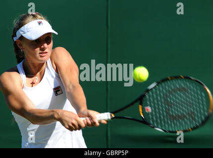 Die Russin Anna Chakvetadze im Einsatz gegen Sabine Lisicki aus Deutschland während der Wimbledon Championships 2009 beim All England Lawn Tennis und Croquet Club, Wimbledon, London. Stockfoto