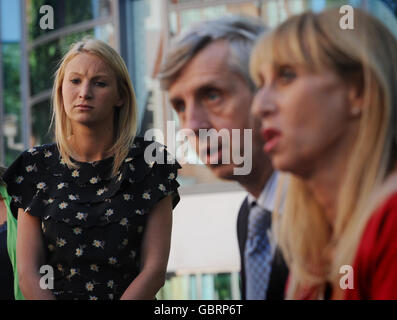 Phoebe Stewart (ganz links), die Schwester von Hester Stewart, deren Tod mit der „Parteidroge“ GBL vor dem Londoner Innenministerium zusammenhing, mit ihren Eltern Alan und Maryon Stewart, nachdem sie sich mit Innenminister Alan Johnson getroffen hatten, um das Verbot der Droge in Großbritannien zu besprechen. Stockfoto