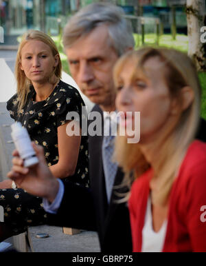 Phoebe Stewart (ganz links), die Schwester von Hester Stewart, deren Tod mit der „Parteidroge“ GBL vor dem Londoner Innenministerium zusammenhing, mit ihren Eltern Alan und Maryon Stewart, nachdem sie sich mit Innenminister Alan Johnson getroffen hatten, um das Verbot der Droge in Großbritannien zu besprechen. Stockfoto