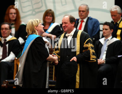 Bridget McConnell, die Frau des ehemaligen Ersten Ministers Jack McConnell, empfängt ihren Doktor der Bildung vom Kanzler der Stirling University, Dr. James Naughtie. Stockfoto