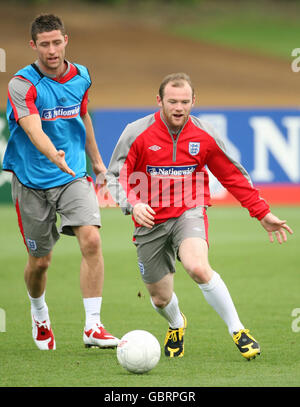 Fußball - England Trainingseinheit - London Colney. Gary Cahill und Wayne Rooney (rechts) aus England während einer Trainingseinheit in London Colney, Hertfordshire. Stockfoto