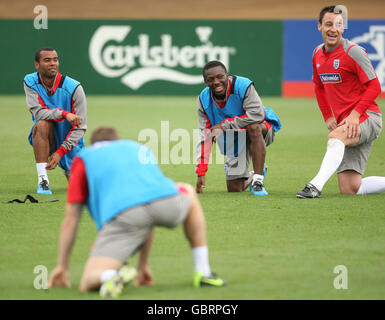 Englands (von links nach rechts) Ashley Cole, Shaun Wright-Phillips und John Terry während einer Trainingseinheit in London Colney, Hertfordshire. Stockfoto