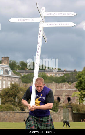 Jamie Barr hilft beim Start des Gathering 2009, einem Festival mit Veranstaltungen wie Highland Games, Piping, Highland Dancing und einem Clan Village, das am 25. Und 26. Juli im Holyrood Park in Edinburgh stattfinden wird. Stockfoto