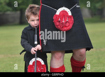 Kevin MacDonald und sein Sohn Adam von den Red Hot Chili Pipers starten The Gathering 2009, ein Festival mit Veranstaltungen wie Highland Games, Piping, Highland Dancing und einem Clandorf, das am 25. Und 26. Juli im Holyrood Park in Edinburgh stattfinden wird. Stockfoto