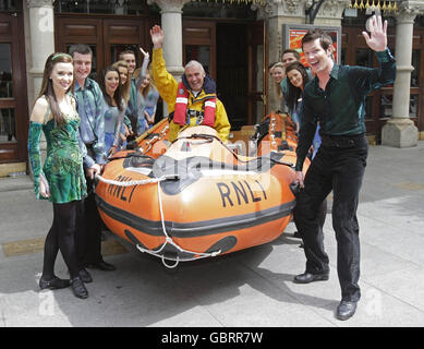 Allwetter-Schiffsbesetzung von Howth Lifeboat, Dave Howard, (Mitte) mit der Riverdance-Besetzung im Gaiety Theatre in Dublin. Stockfoto