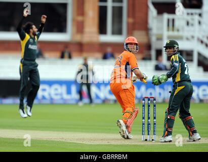 Der pakistanische Shahid Afridi (links) feiert die Aufnahme des niederländischen Daan Van Bunge (Mitte) während des ICC World Twenty20-Spiels auf dem Lord's Cricket Ground, London. Stockfoto