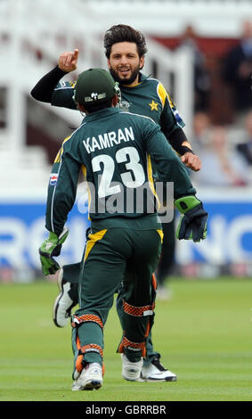 Der pakistanische Shahid Afridi feiert die Aufnahme des niederländischen Daan Van Bunge während des ICC World Twenty20-Spiels auf dem Lord's Cricket Ground, London. Stockfoto