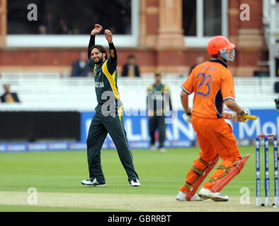 Der pakistanische Shahid Afridi feiert beim ICC World Twenty20-Spiel auf dem Lord's Cricket Ground, London, das Wicket des niederländischen Daan Van dBunge. Stockfoto