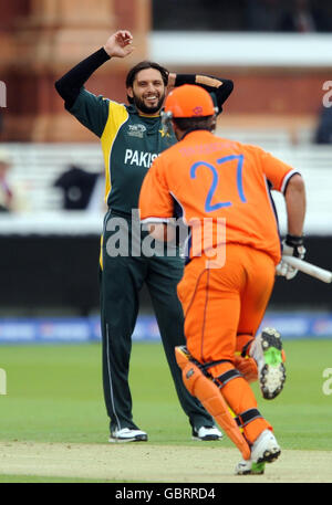 Pakistans Shahid Afridi lächelt beim ICC World Twenty20-Spiel im Lord's Cricket Ground, London, gegen den niederländischen Ryan Ten Doeschate. Stockfoto