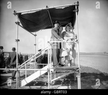 Formel-1-Autorennen - Großer Preis Von Großbritannien - Silverstone 1950. König George VI. Mit Königin Elizabeth und Prinzessin Margaret beobachten das Rennen in der Copse Corner sehr genau. Stockfoto