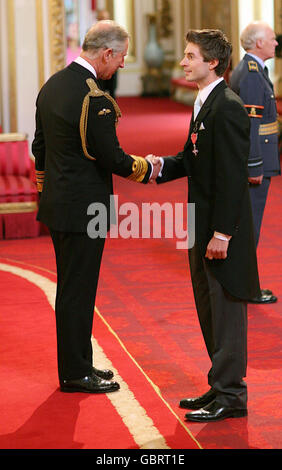 Olympic Rower Zac Purchase, ein Goldmedaillengewinner in Peking in der Doppelskull mit Mark Hunter, erhält seine MBE vom Prince of Wales während der Investiturzeremonie im Buckingham Palace. Stockfoto